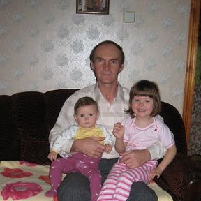Фотография "Декабрь 2007. Я и внучки"