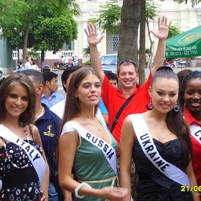 Фотография "Кто из них будущая Мисс Вселенная? Конечно - Россия!
(я - в красном!) 
21 июня 2008 года,
Сайгон, Вьетнам"