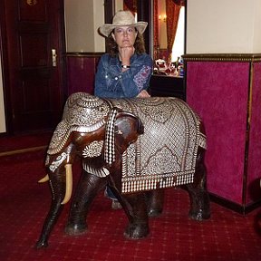 Фотография "ТАЛЛИНН 2011г. рест."МАХАРАДЖА" всё тот-же слон и Я,но 4 года спустя. 31августа 2011г"