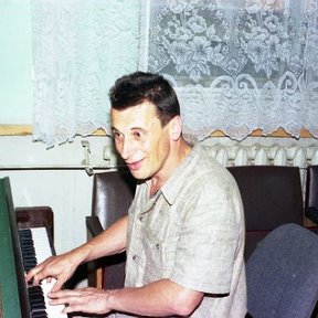 Фотография "МДЦ "Юность", г.Серпухов , июль 2005г.  По центру Я ,слева пианино , справа стульчик. Мы поём ... ,"