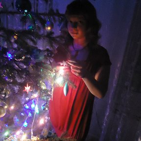 Фотография "Новогодняя ёлка ночью, мне 12 лет"