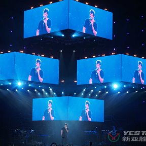 Фотография "YES TECH MG7 P5.9 прямоугольный экран с квадратными экранми соединются вместе -Ricky Martin концерет в Москве"