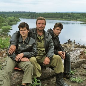 Фотография "21 августа 2012 г. Тайшетский район. На берегу р. Бирюса с сыновьями"