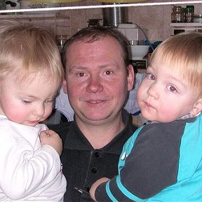 Фотография "26 марта 2006г. Я с сыновьями. Слева Данила, справа Илья."
