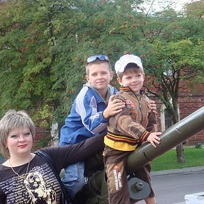 Фотография "Это я и мои золотые сынулички.(Фото из Брестской крепости-август 2009г.)"