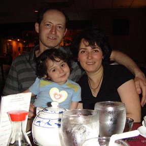 Фотография "День Рождения 2008 - с мужем и младшей дочкой, старшая фотографирует."