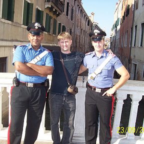Фотография "Друзья Карабинеры где-то на улочках Венеции."