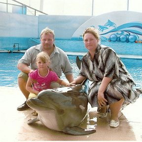 Фотография "я и моя семья Севастополь 2006 (ну кроме конечно этого склизкого и мокрого)"