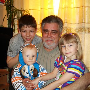 Фотография "Счастливый дедушка с тремя внуками!!!"