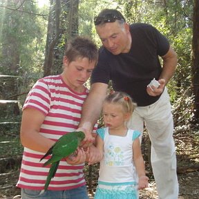 Фотография "Я, Мой сын - Влад и доченька -Анастасия. Кормим попугаев в Dandenong Rangers National Park, Vic. Февраль 2008."