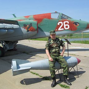 Фотография "250-килограммовая фугасная авиабомба. За спиной бронированный дозвуковой штурмовик Су-25 "Грач", по классификации НАТО "FrogFoot"-"Лягушачья лапка"."