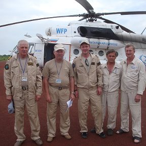 Фотография "Лётный и наземный экипаж вертолёта UNO-084H  в полном составе. Южный Судан. аэр.Румбек июнь 2014 года."