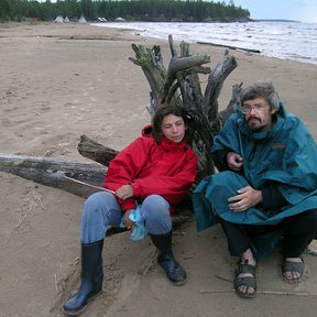 Фотография "Я и моя жена Женя. Онега, лагерь первобытных ремёсел, июль месяц, t= +5 и дождь..."