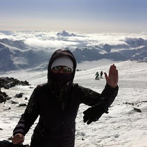 Фотография "на самой вершине Эльбруса. Позади меня облака, температура -40"