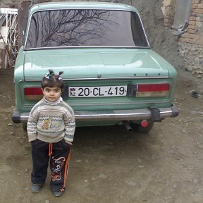 Фотография "Sənə uzadılı qaldı əllərim,
Eh, mənsə sevimcim sanmışdım səni.
Vədəsiz belimi bükdü dərdlərin,
Insan cilidindən çıxartdı məni.
Nə dərtdir çəkdiyim, yazmışam bir də,
Cümlələrdən öndə, baş həriflərdə."