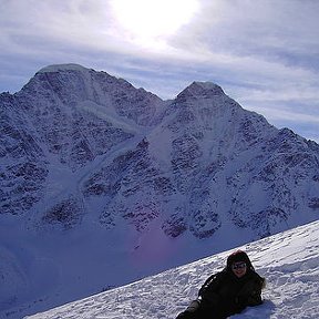 Фотография "Приэльбрусье - 2010.
гора Донгузорунбаши. Ледник в форме семёрки, длина которой более километра."