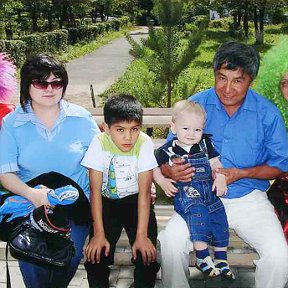Фотография "День шахтера в парке культуры и отдыха,август 2008 года, слева направо: дочь Наталья, ее сын Айдар, Рамилька и я, а также две клоунессы."
