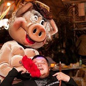 Фотография "Юмористический стриптиз с участием ростовой куклы Свинки на Вашем празднике. Тел. +7 923 513 98 24"
