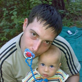 Фотография "Я с Егором
август 2007 шашлыки!"