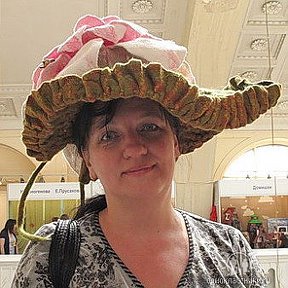 Фотография "Я в шляпе, известного  мастера Оксаны Калининой "Виктория Регия". Шляпа предназначена для музея шляп в Москве."