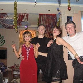Фотография "Новый 2008 год. Я в черном свитере, рядом со мной моя жена в черном платье и друзья."