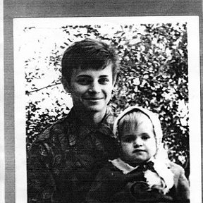 Фотография "Сергей Петухов с сестрёнкой Юлей на коленях. Ясный 1975"