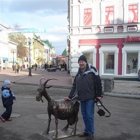 Фотография "Большая Покровка и Минина Площадь,
Окна, как в красном углу - образа...
Мне бы коня! В крайнем случае - лошадь.
Но под рукой почему-то коза..."