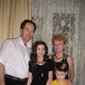 Фотография "С супругой Людмилой и внуками"