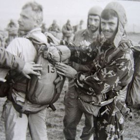Фотография "1988год. ГСВГ. Проверяю парашют замкомгруппы."