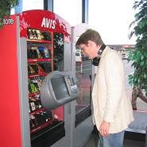 Фотография "Невероятно! В американском штате Нью-Гэмпшир торговый автомат на бензоколонке взял с мужчины 23 квадриллиона долларов.
Все самое интересное здесь --> http://odnoklassniki.ru/game/ywnb?fromalbum"