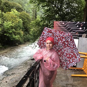 Фотография "Просто гуляли под дождем и получали невероятное удовольствие☂️💜Гагра4.05.24 моя Ульянка китаянка😆"