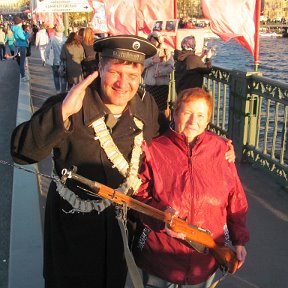 Фотография "9 Мая. Санкт-Петербург, Дворцовый мост. Я и морячок-балтиец!!!"