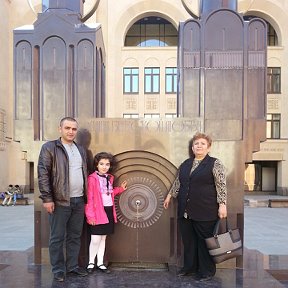 Фотография "Я, мой сынок и моя внучка. (г. Москва, Армянская церковь)"
