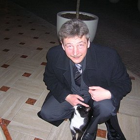 Фотография "У входа в отель с местной кошкой, Абано Терме, февраль 2010"