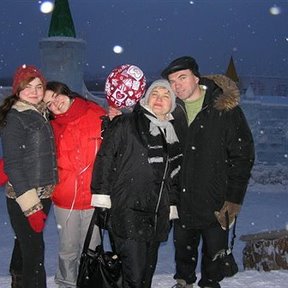 Фотография "2006 НГ в Н-ске Моя семья Соня Катя Лена и я"