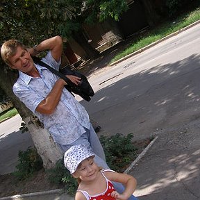 Фотография "С внучкой Сашей. Август 2011"