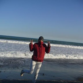 Фотография "Это я, фотография снята моим мужем, в середине января 2009 года, в городе Оораи или Оараи, или ААраи, позади тихий океан, холодно, но я пытаюсь выглядить непринужденно и бодро"