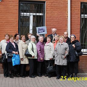 Фотография "У стен родной школы через 50 лет!"