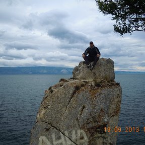 Фотография "Я на камешке сижу,а за спиной величественный Байкал."