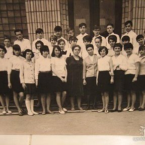 Фотография "Наш класс. Я - первый ряд, четвертая слева. 1968 год, 8 класс "А""