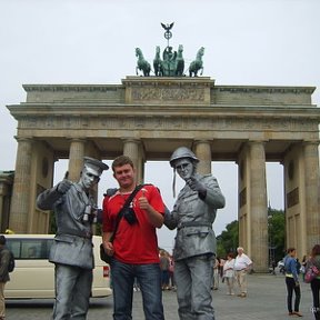 Фотография "Берлин, Бранденбургские ворота... Красный Я и Черно-белые "кадры кинохроники" )"
