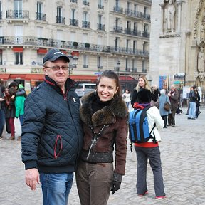 Фотография "этот люк на котором мы с Наташей 
стоим--географический
центр Парижа и говорят еще и 
 Франции?"