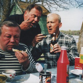 Фотография ""Исхудавшие" полковники и я с ними. Завтрак на рыбалке"