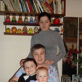 Фотография " Мой день рождения 11.02.2007г. Я в центре, на заднем плане - дочь - Катерина. На руках внук - Федор и внучка - Полина."