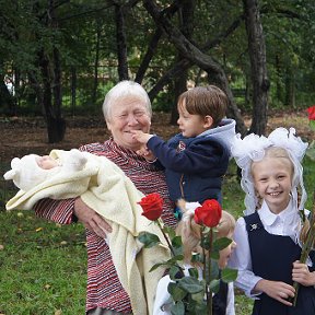 Фотография "бабушка,ёт откёй.Посмотрю что у тебя там"