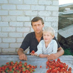 Фотография "Вот такая клубника у нас на огороде! Лето 1996 года"