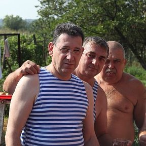 Фотография "А лица такие добрые ... Я, Генка Камаев и Генка Рубцов"