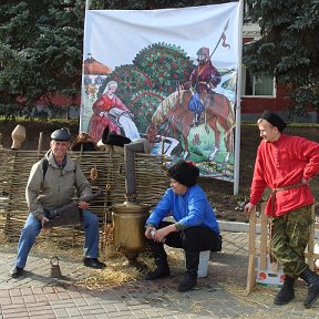 Фотография "2011. Елец. День города. Обыгрываем сюжет: "Розпрягайтэ, хлопцы, кони".
Взгляните также на наш Бунинский праздник "Антоновские яблоки:
https://ok.ru/video/4236053080"