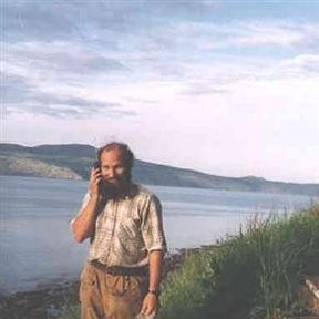 Фотография "Это я в 1998 г. на мысе Отлогом (выход из бухты Нагаево), разговариваю с мамой в Москве."