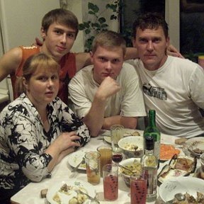 Фотография "я с сыновьями и мужем"